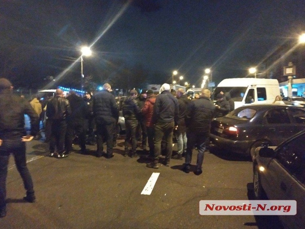 В Николаеве из-за резонансного ДТП таксисты перекрыли мост (ФОТО, ВИДЕО)