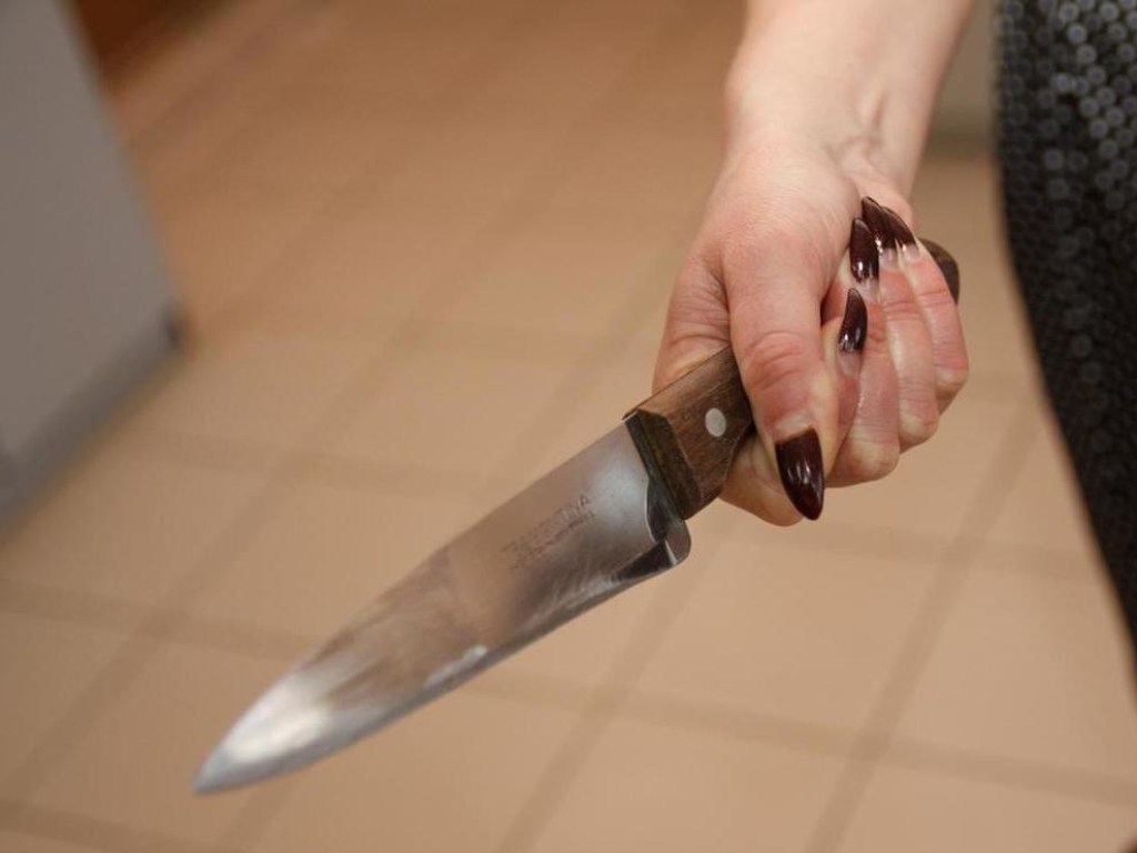 Кровавая драма на остановке в Киеве: женщина пырнула себя ножом в живот (ВИДЕО)