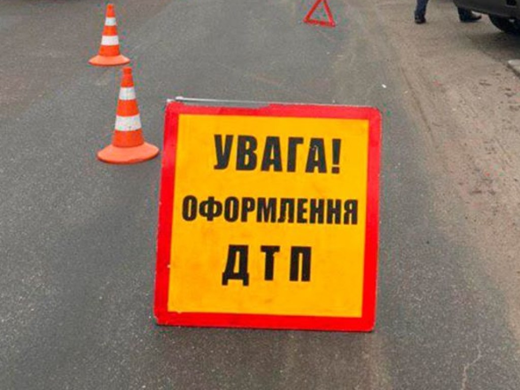 ДТП в центре Киева: на перекрестке дорогу не поделили две иномарки (ВИДЕО)