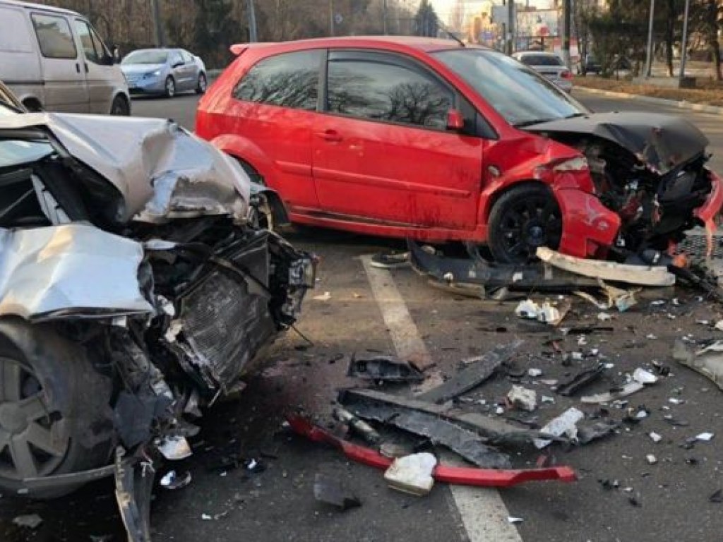 ДТП под Киевом: вследствие столкновения Ford и Chevrolet пострадали две женщины (ФОТО)
