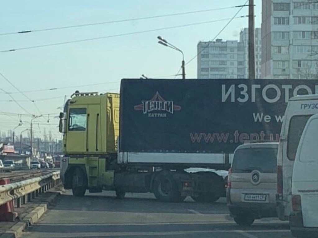 У рынка «Юность» в Киеве груженная фура заблокировала движение транспорта (ФОТО)