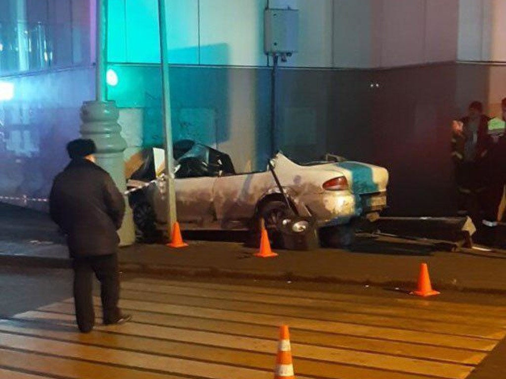 В Москве пьяный стритрейсер на Mazda вылетел на тротуар и сбила насмерть трех людей (ФОТО, ВИДЕО)