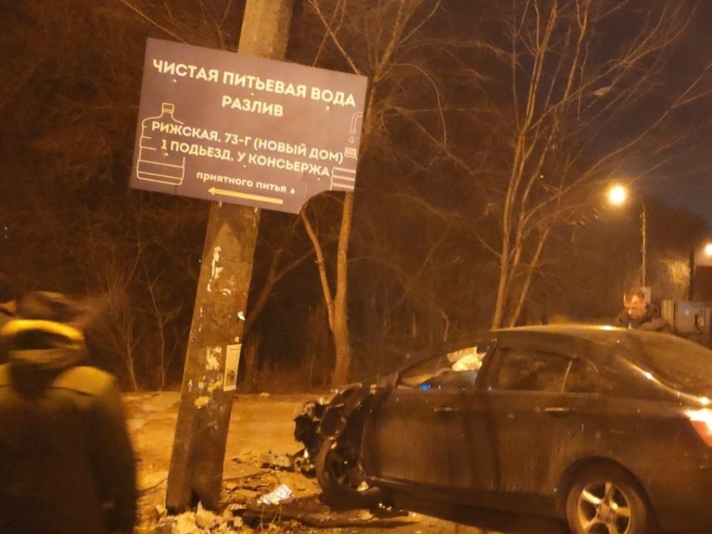 Пьяный водитель Geely наделал бед на Сырце в Киеве (ФОТО)