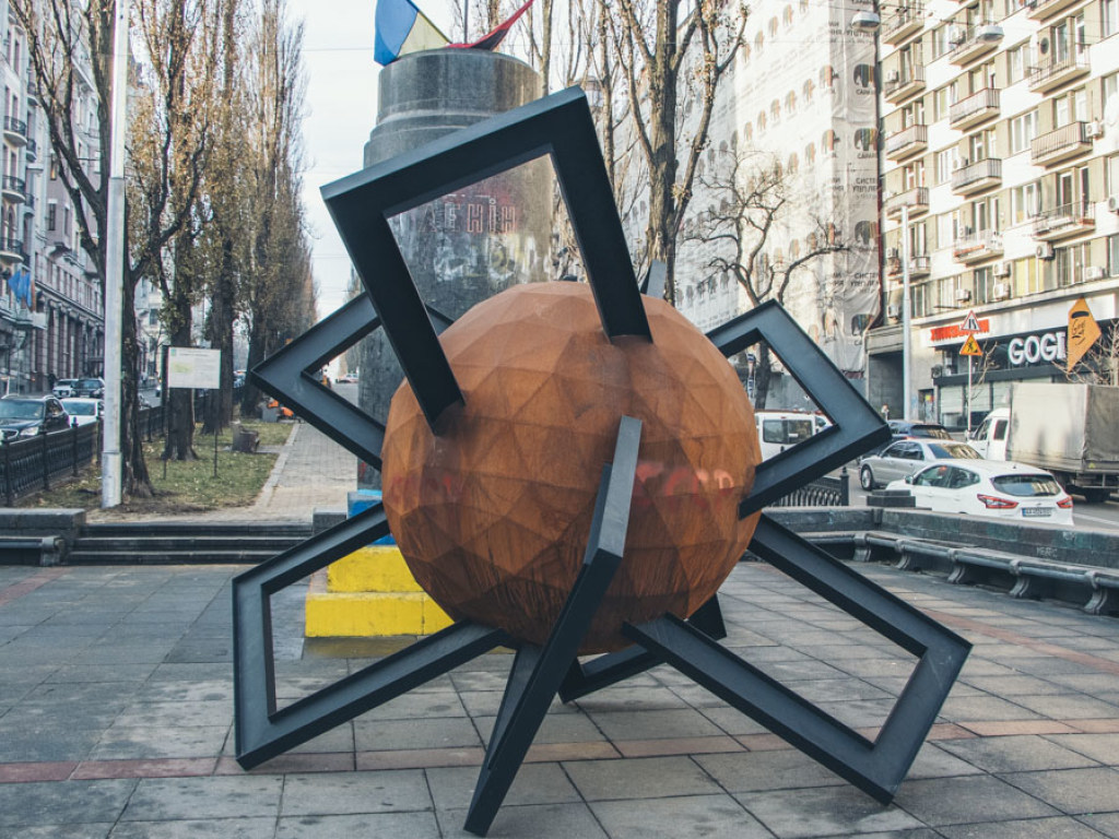 Неизвестные разрисовали новую скульптуру в сердце Киева (ФОТО)