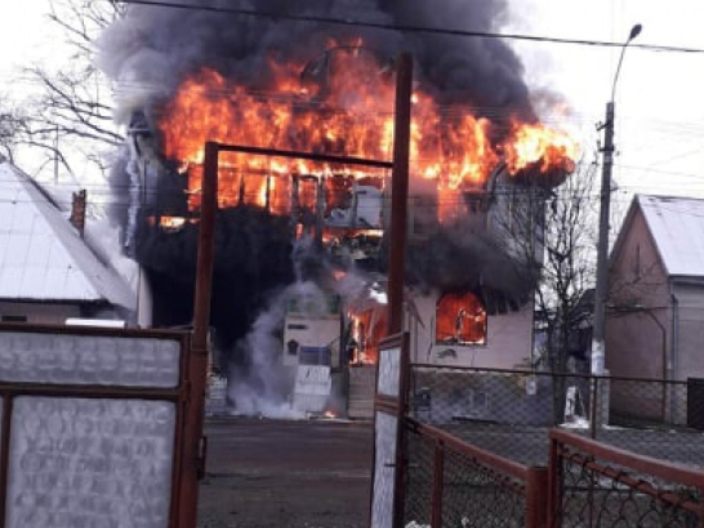 На Закарпатье крупный пожар в магазине стройматериалов (ФОТО, ВИДЕО)