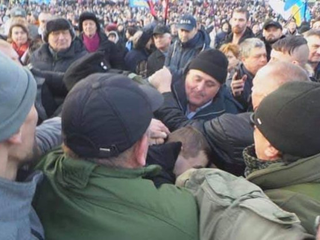 В Порошенко во время Майдана бросили яйцом (ФОТО, ВИДЕО)
