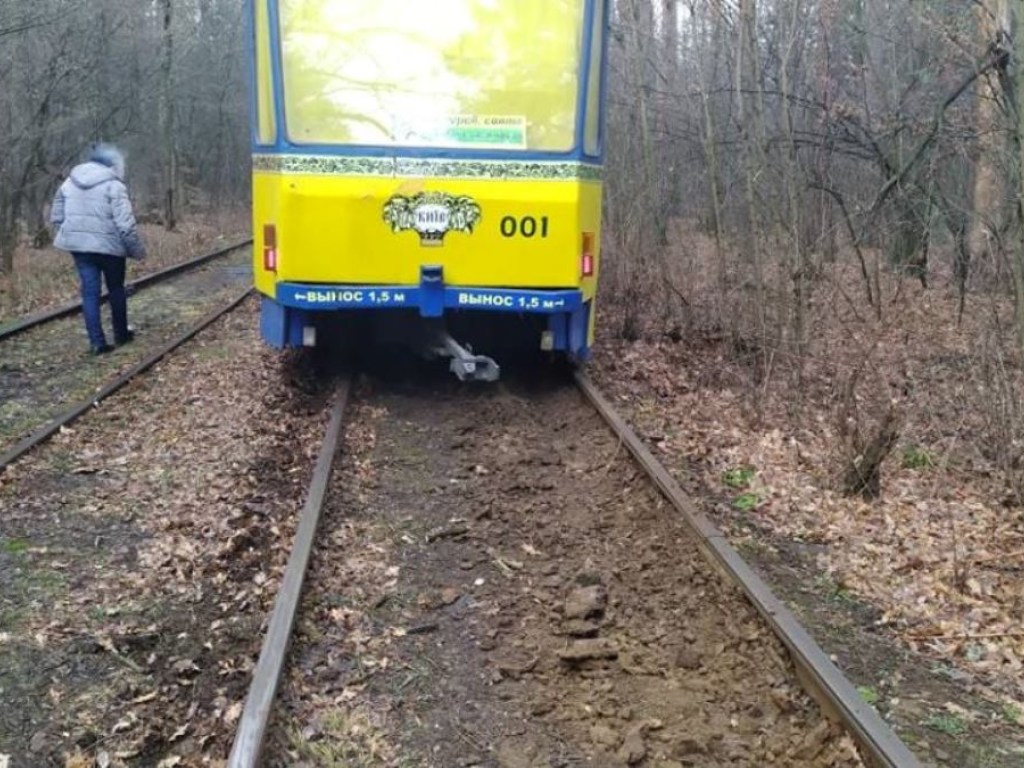 Авария на рельсах: В столице в Пущу-Водицу перестали ходить трамваи (ФОТО)