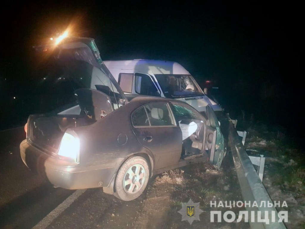 На Буковине в результате ДТП с участием Mercedes пострадала девушка (ФОТО)