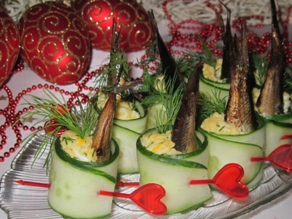 На новогодний стол: Бомбическая закуска со шпротами и свежим огурцом (ФОТО)