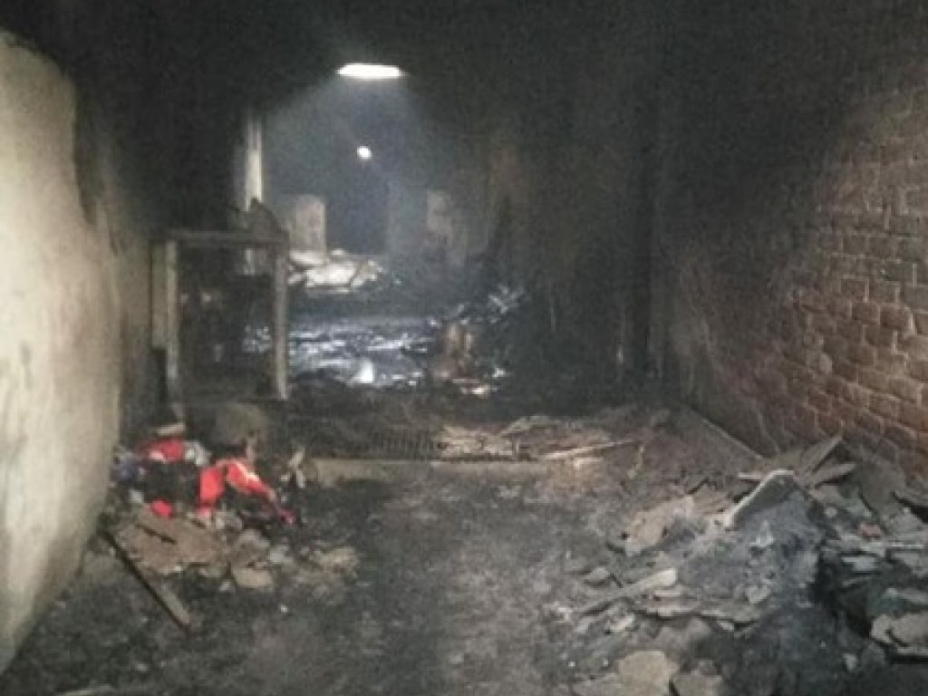 В Индии при пожаре на фабрике погибли более 40 спящих работников (ФОТО)