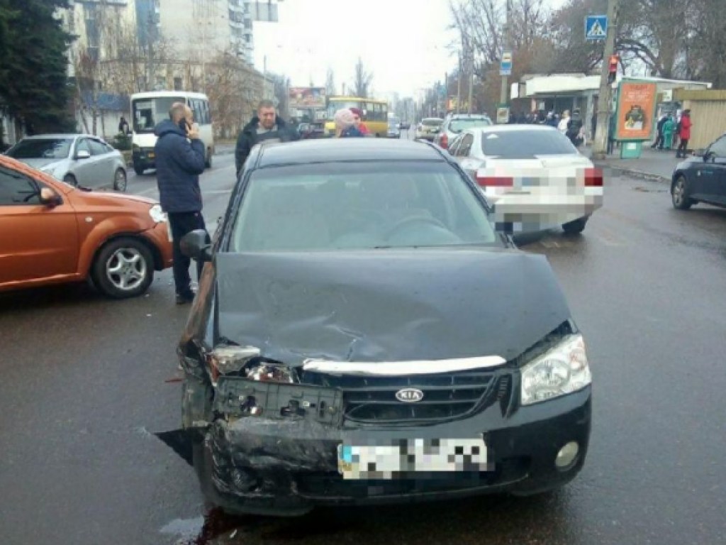 В Кременчуге из-за одного невнимательного водителя столкнулись 4 автомобиля (ФОТО)​