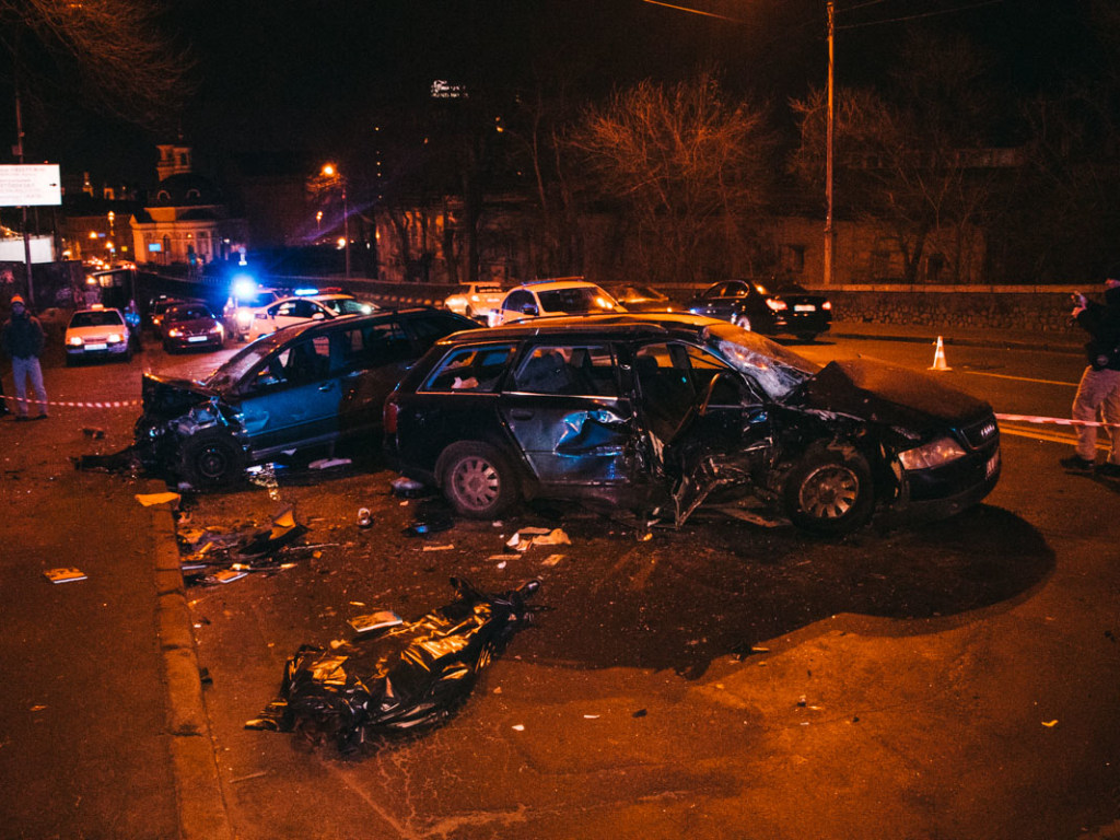 Водитель Audi превысил скорость: В Киеве на «встречке» столкнулись три автомобиля (ФОТО, ВИДЕО)