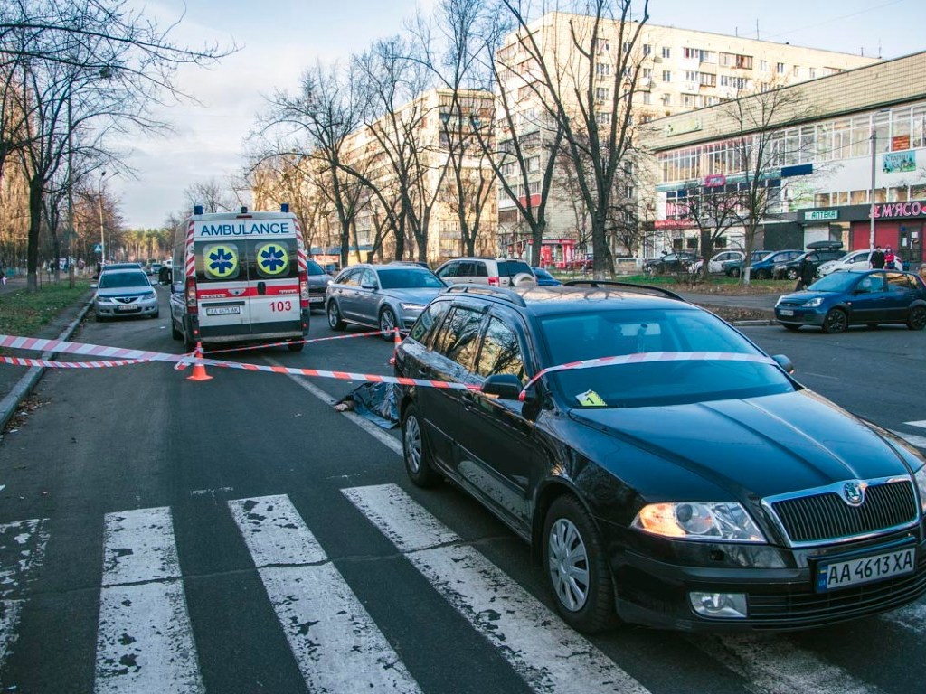 Водитель Skoda Octavia сдавал назад: В Киеве авто на «зебре» сбило женщину, она погибла (ФОТО)