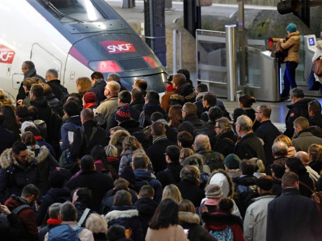 В связи с забастовкой во Франции отменили большинство поездов