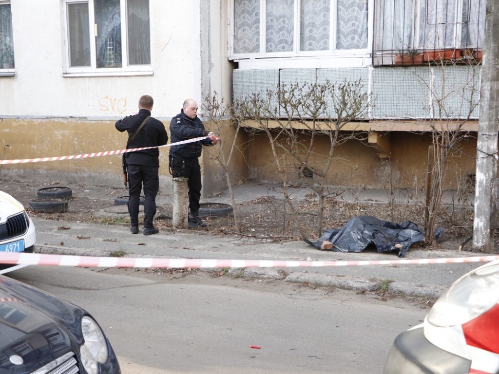 В Киеве из окна 10 этажа выпал 14-летний подросток (ФОТО, ВИДЕО)