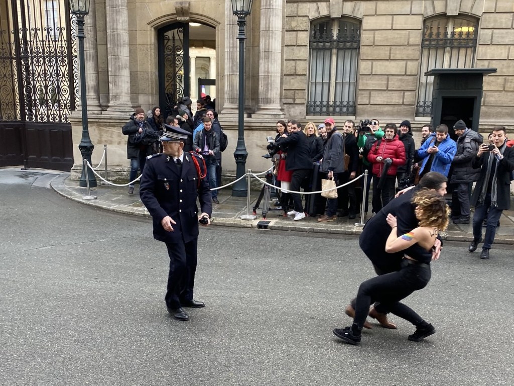 Полуголые активистки Femen пытались прорваться к Елисейскому дворцу (ВИДЕО)
