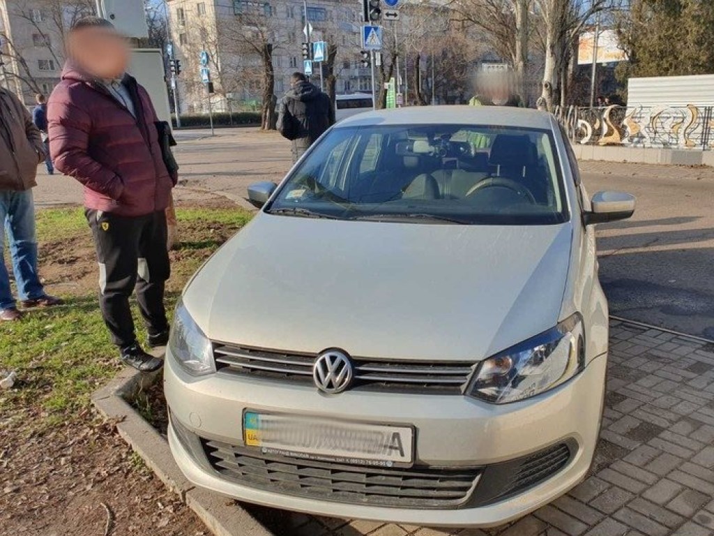 На переходе в Николаеве столкнулись Volkswagen и Hyundai (ФОТО)