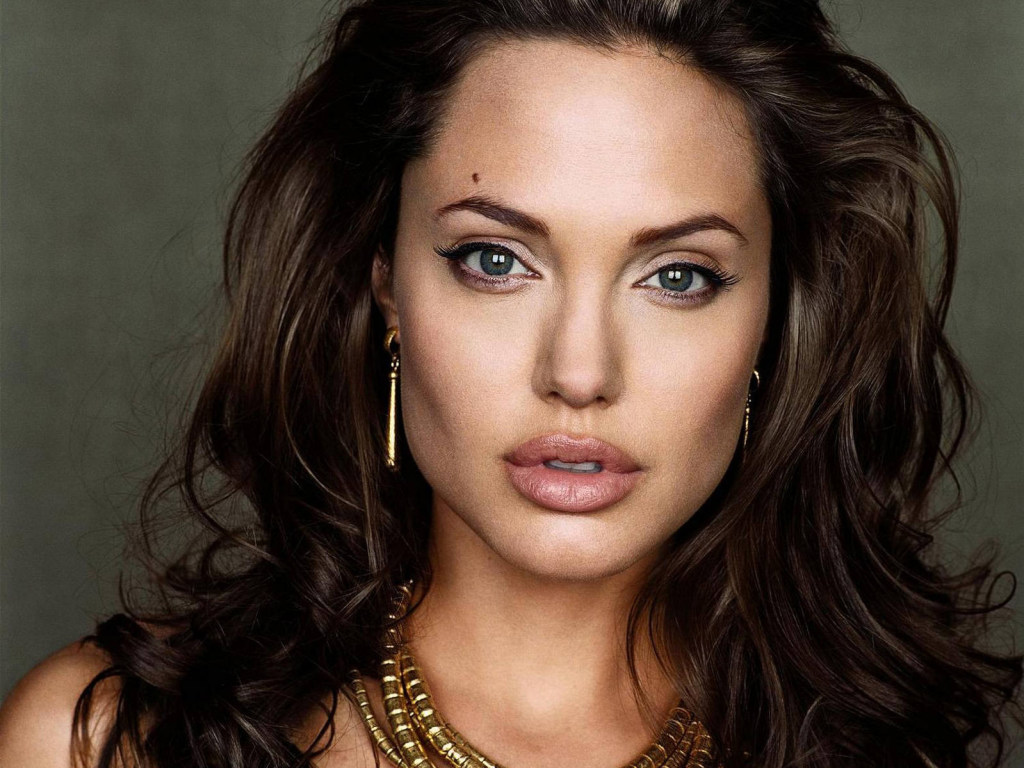 Как будто другой человек: Поклонники Анджелины Джоли не узнали ее на свежем фото