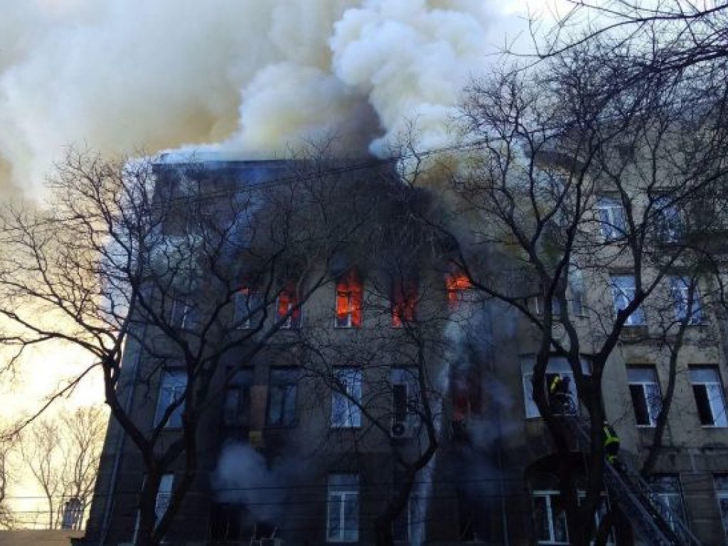 Пожар в Одесском колледже: жильцов дома, примыкающего к сгоревшему зданию, эвакуируют (ФОТО)