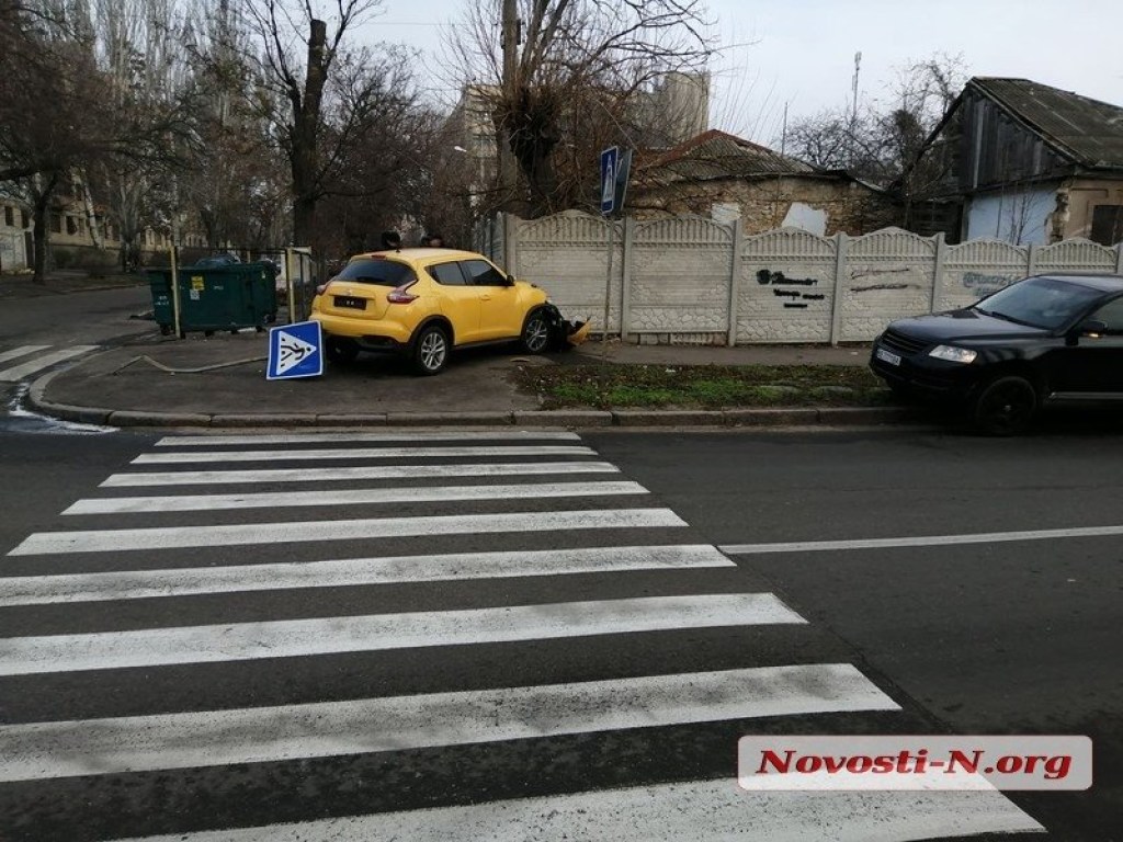 В Николаеве Nissan снес дорожный знак и врезался в забор (ФОТО)