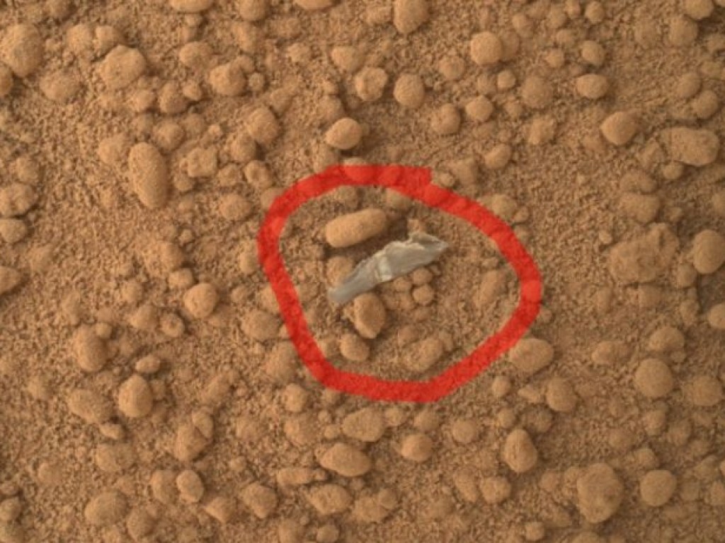 Снимок с поверхности Марса заинтриговал экспертов (ФОТО)