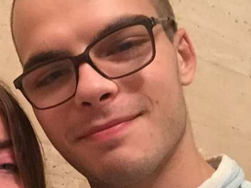 Ушел на работу и не вернулся: В Черкассах разыскивают 22-летнего парня в очках (ФОТО)
