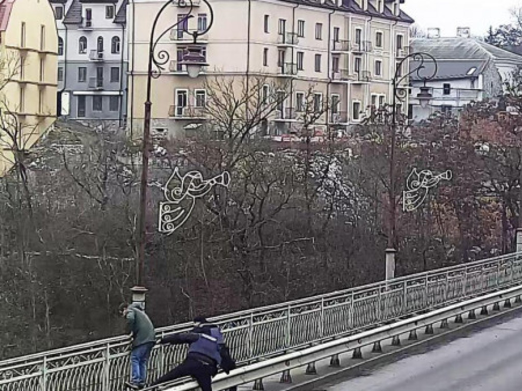 В Каменце-Подольском спасли парня,  решившего спрыгнуть с моста (ФОТО)