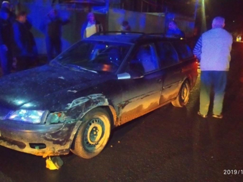 На Закарпатье в селе столкнулись легковушка и микроавтобус: водитель Opel оказался пьян (ФОТО)