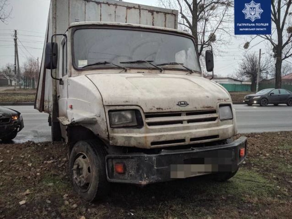 В Харькове на оживленно шоссе столкнулись Audi и грузовик «ЗИЛ»: грузовик вылетел на обочину (ФОТО, ВИДЕО)