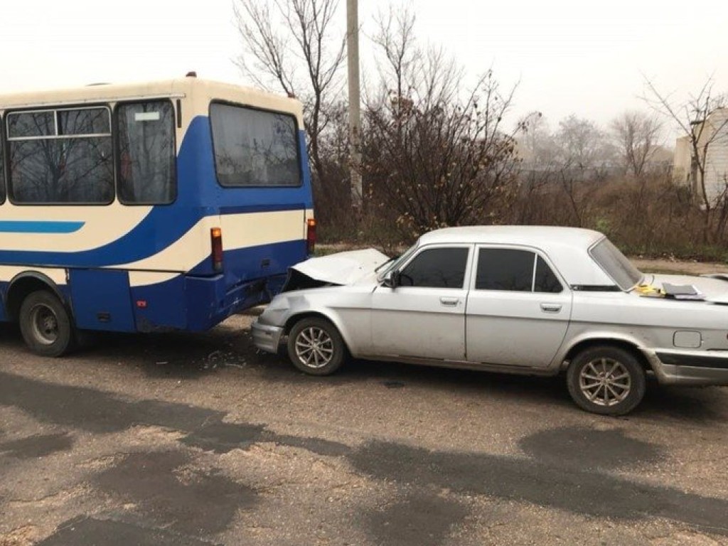 Под Николаевом «Волга» врезалась в неисправный автобус с пассажирами (ФОТО)