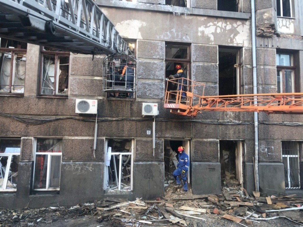 Пожар в колледже Одессы: спасатели продолжают разбирать пепелище