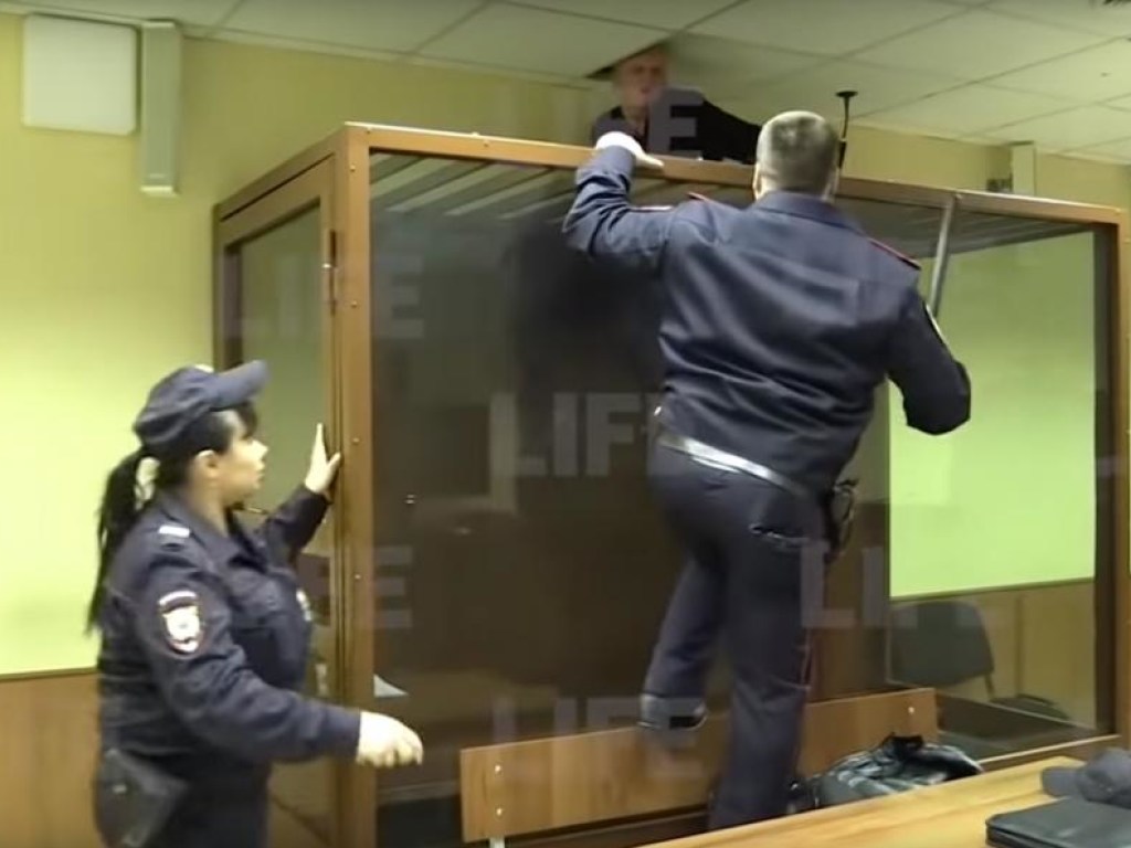 В Москве лысый убийца в трусах  залез в зале суда в подвесной потолок (ФОТО, ВИДЕО)