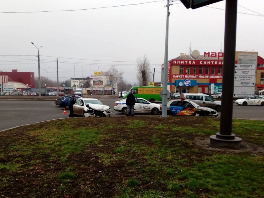 В Харькове на перекрестке столкнулись Toyota Camry и Daewoo Lanos (ФОТО, ВИДЕО)