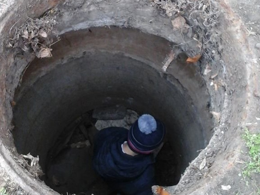 Пробовал ногой люк: В Николаеве 9-летний мальчик провалился в яму (ФОТО, ВИДЕО)
