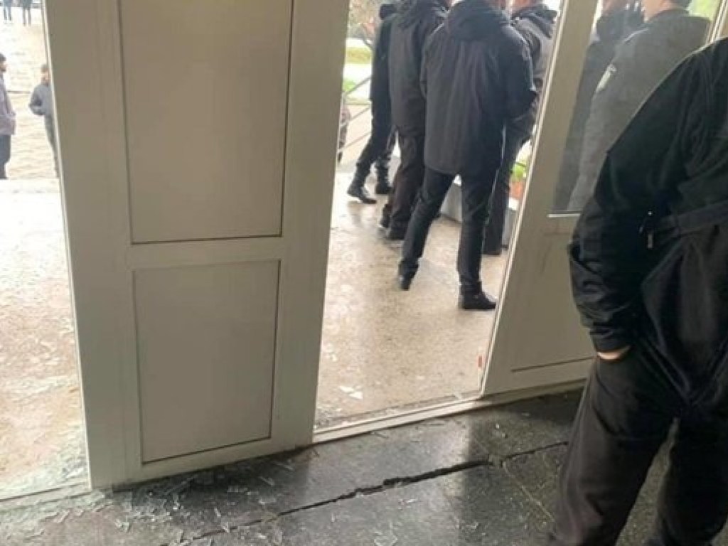 Претензии из-за слова «титушки»: Активисты выбили двери на сессии горсовета Львова (ФОТО, ВИДЕО)