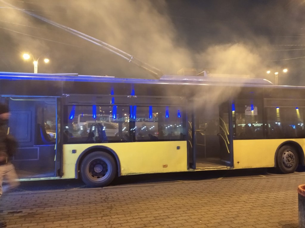 В Киеве на ж/д вокзале загорелся троллейбус (ФОТО)