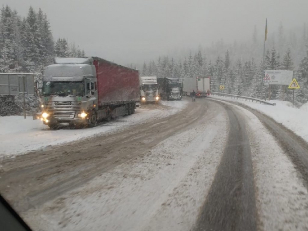 На трассе Киев-Чоп транспорт движется медленно: Дороги на Закарпатье засыпало снегом (ФОТО, ВИДЕО)