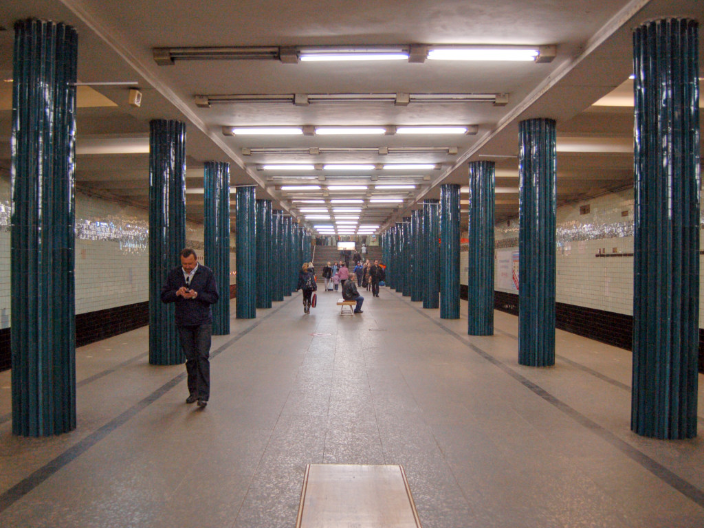 В Киеве со станции метро эвакуировали более 600 пассажиров