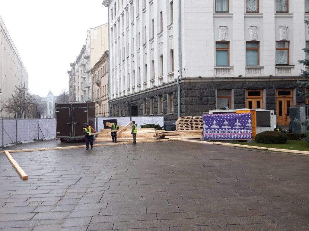 Зимние забавы вместо акций протеста: возле офиса Зеленского будет ледовый каток (ФОТО)