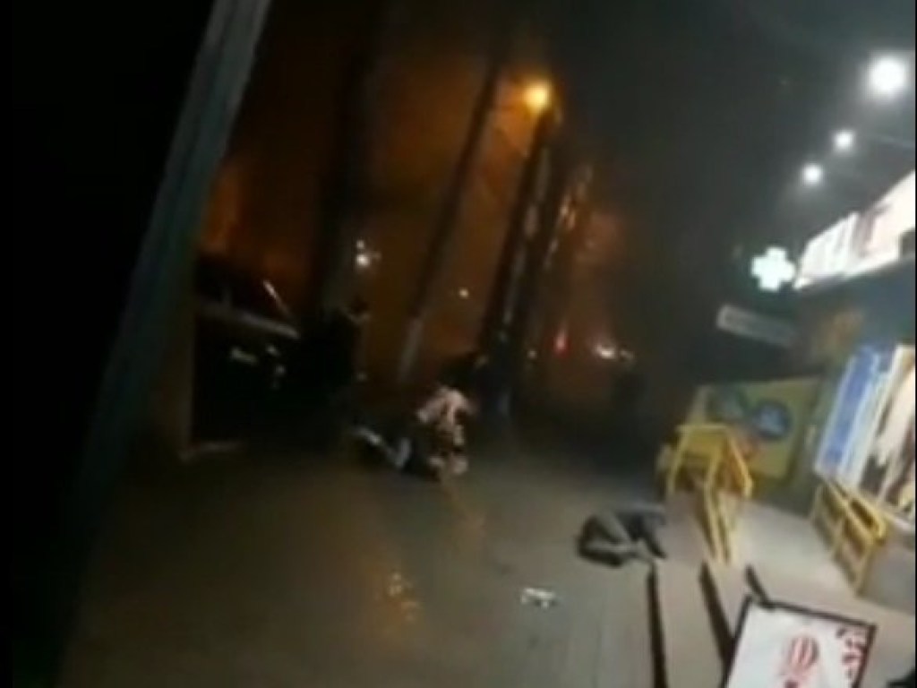 Полуодетый мужчина избил двух человек в центре Николаева (ФОТО, ВИДЕО)