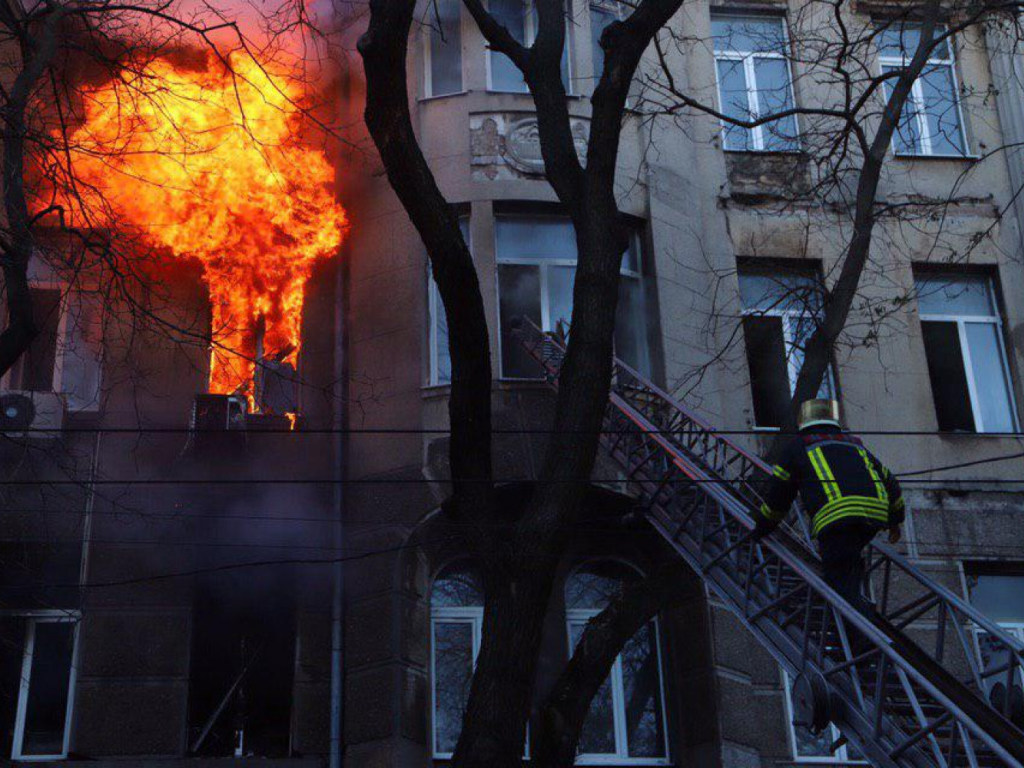 Пожар в Одессе: Демонтировали аварийную стену здания колледжа