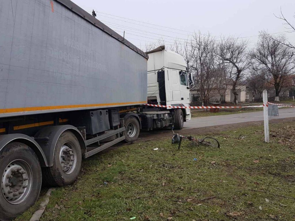 На Николаевщине грузовик сдавая назад сбил насмерть велосипедиста (ФОТО)