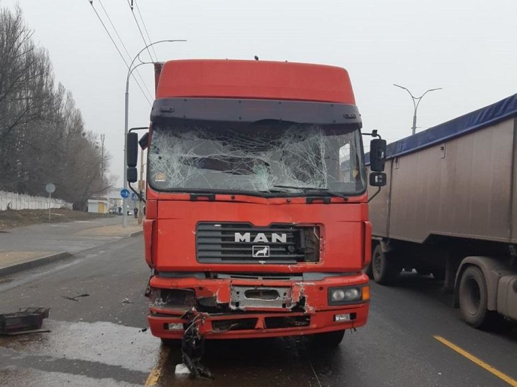 В Киеве грузовик столкнулся с маршруткой, есть пострадавшие (ФОТО)