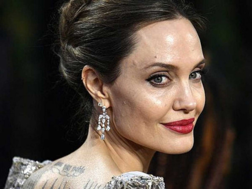 Шейк, Джоли и другие: В Сеть слили фото голливудских красоток без обработки (ФОТО)