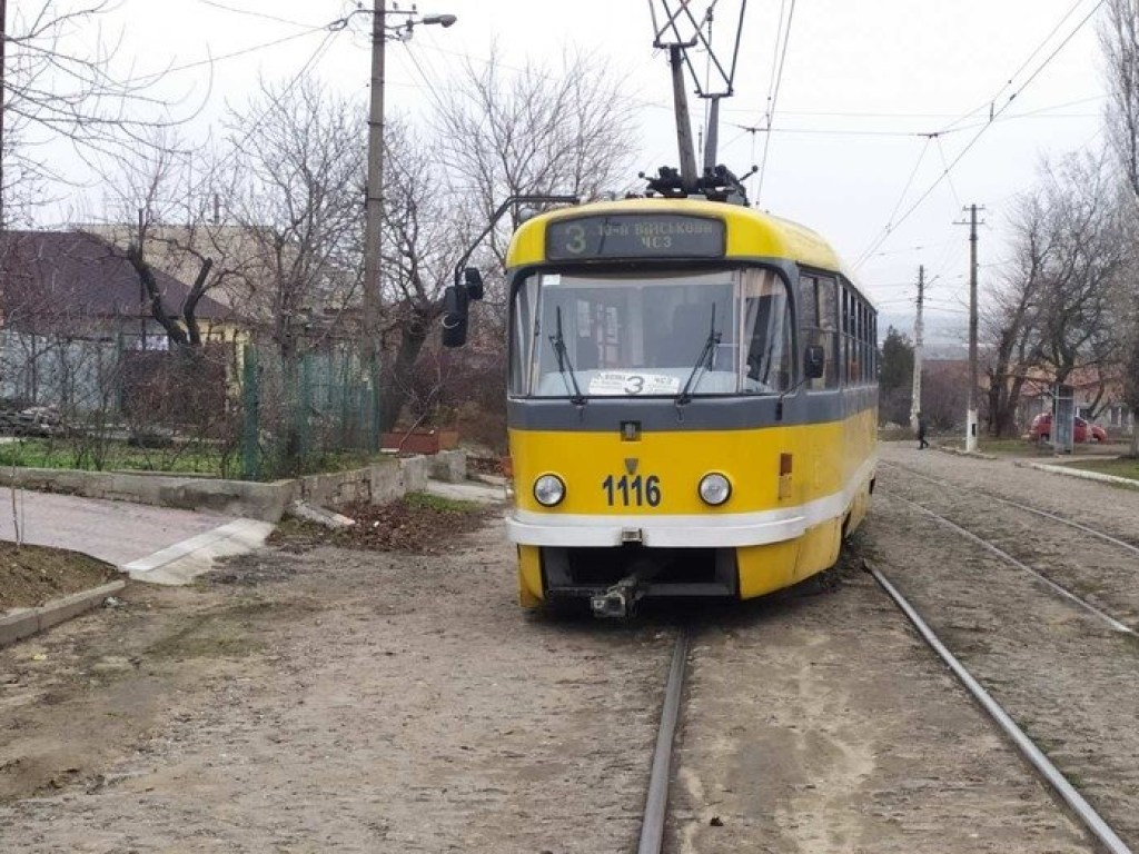 В Николаеве с рельсов сошел трамвай (ФОТО)