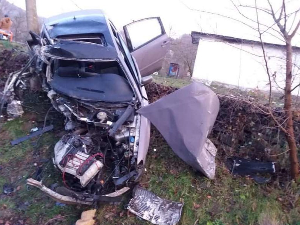 На Закарпатье пьяный водитель на Volkswagen врезался в остановку: погибла 17-летняя девушка (ФОТО)