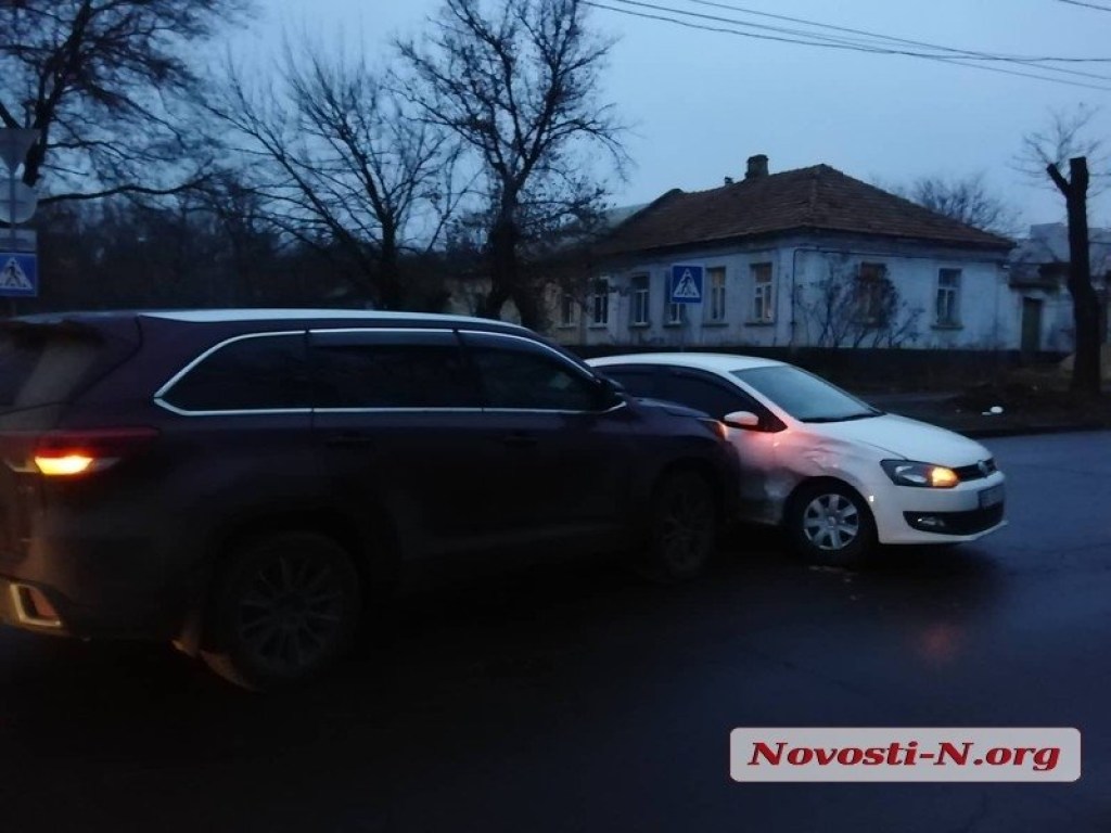 В Николаеве столкнулись Toyota и Volkswagen (ФОТО)
