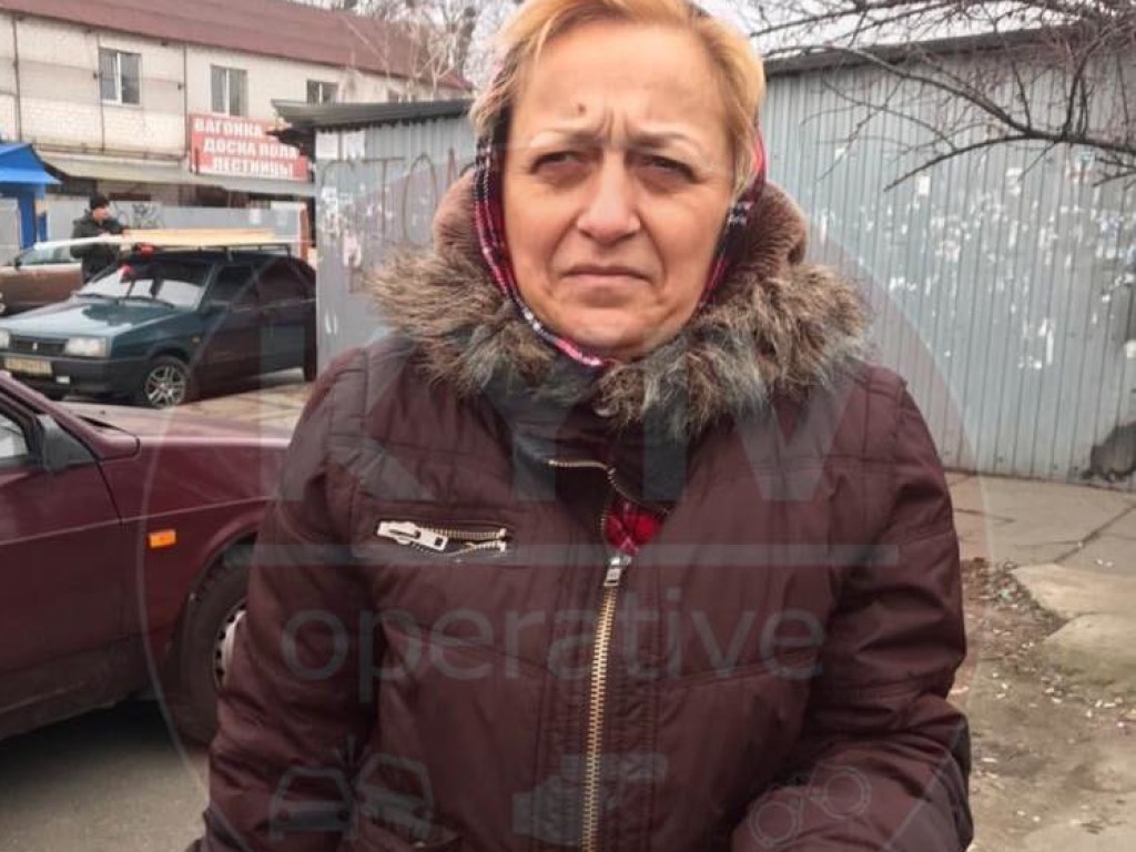 В Деснянском районе Киева остановили женщину со свертками наркотиков (ФОТО)