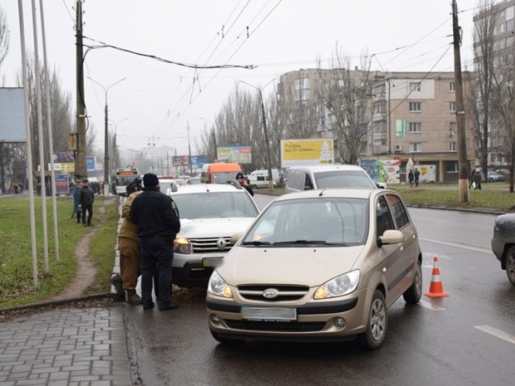 В Николаеве на выезде с парковки столкнулись Renault и Hyundai (ФОТО)