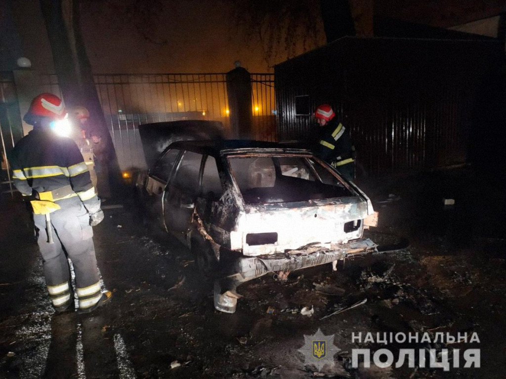 Могут посадить на 10 лет: в Черновцах мужчина испортил шины на 28 авто и поджег 3 машины (ФОТО)